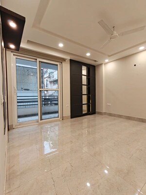Room in 3 BHK Builder Floor at Uppal Southend, Sector 49 – for Rent