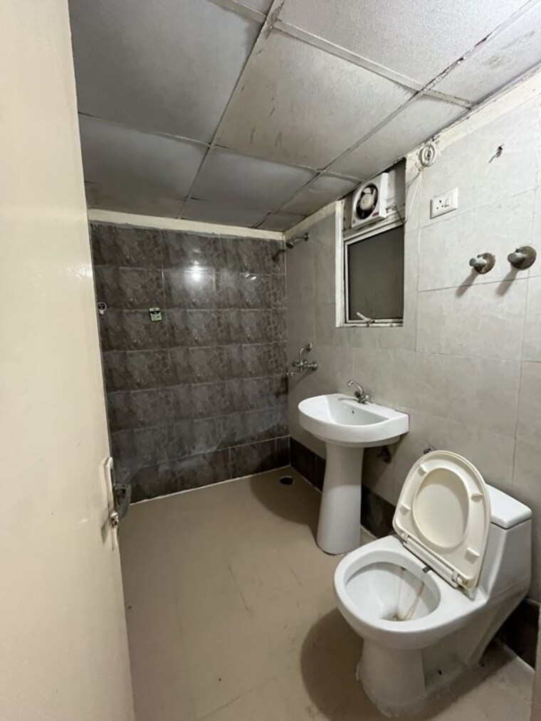 Bathroom, mittal-tower-vasundhara 3 Bedroom 1380 Sq.Ft. Apartment In Vasundhara Sector 15 Ghaziabad 10761183