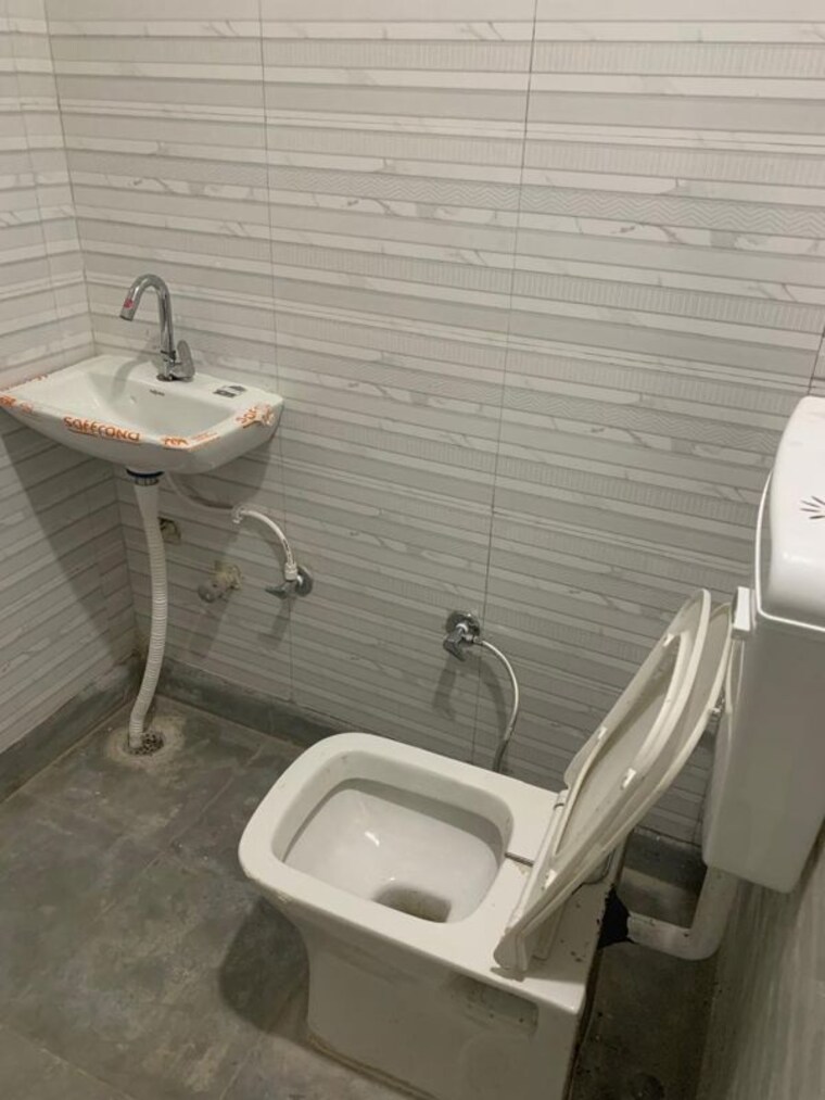 Bathroom, uttam nagar 2 Bedroom 60 Sq.Yd. Builder Floor In Uttam Nagar Delhi 10761305