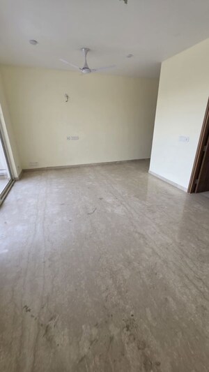 Room in 4 BHK Apartment at Godrej Golf Link Villas, Sector 27 Yamuna Expressway – for Sale