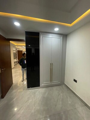 Room in 5 BHK Builder Floor at Vaishali – for Rent
