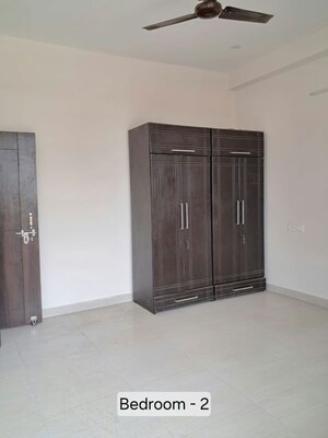 Room in 3 BHK Builder Floor at Sector 42 – for Rent