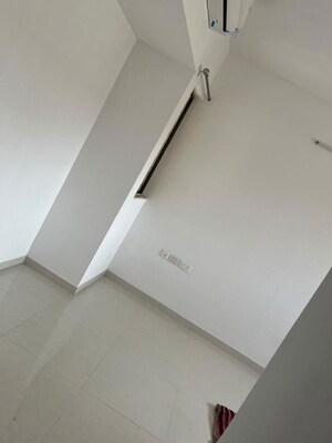 Room in 2.5 BHK Apartment at Lodha Splendora, Ghodbunder Road – for Rent