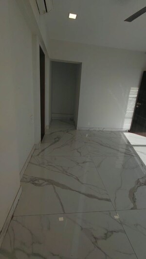 Room in 3 BHK Apartment at RNA NG Eclat, Andheri West – for Rent