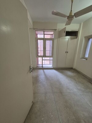 Room in 3.5 BHK Apartment at Mayur Vihar – for Rent