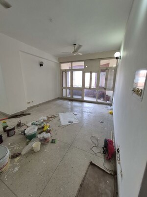 Hall in 3.5 BHK Apartment at Mayur Vihar – for Rent