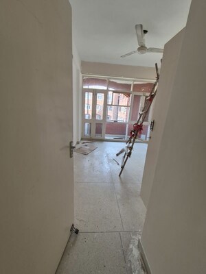 Furnished Amenities in 3.5 BHK Apartment at Mayur Vihar – for Rent