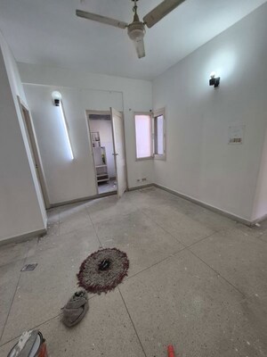 Furnished Amenities in 3.5 BHK Apartment at Mayur Vihar – for Rent