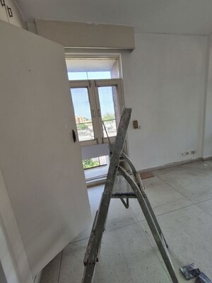 Furnished Amenities in 3.5 BHK Apartment at Mayur Vihar – for Rent