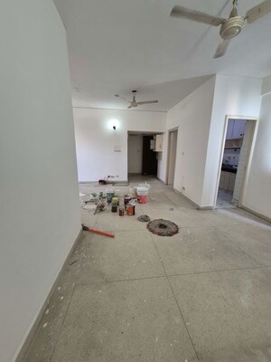 Furnished Amenities in 3.5 BHK Apartment at Mayur Vihar – for Rent