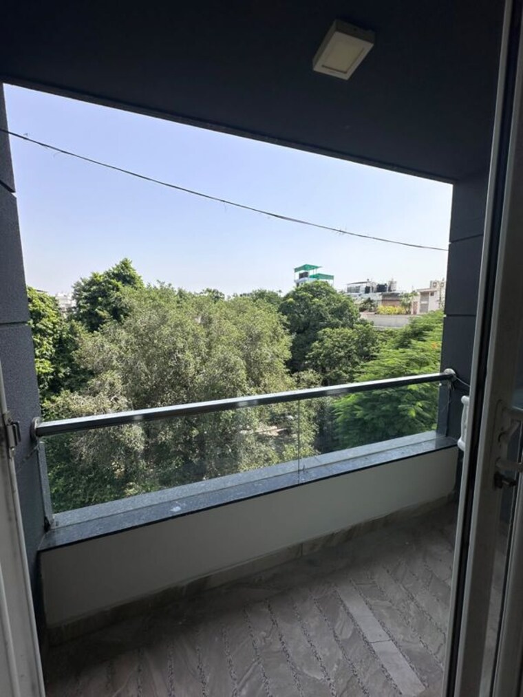 Balcony, sarvodaya enclave 3 Bedroom 215 Sq.Yd. Builder Floor In Sarvodaya Enclave Delhi 10762137