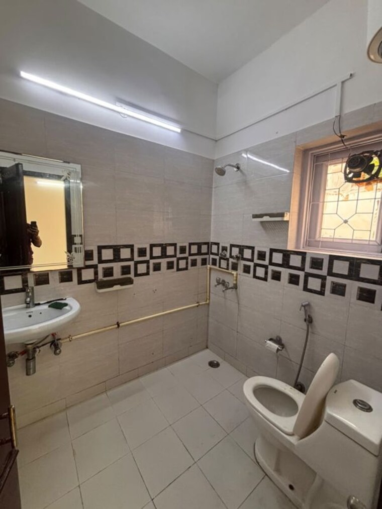 Team Area, nehru enclave 3 Bedroom 200 Sq.Yd. Builder Floor In Nehru Enclave Delhi 10762166