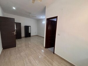 Room in 3 BHK Builder Floor at Nehru Enclave – for Rent