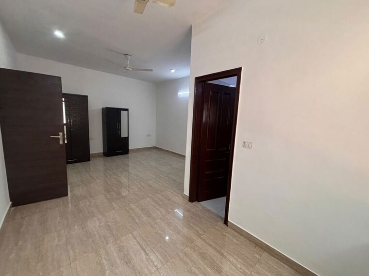 Room, nehru enclave 3 Bedroom 200 Sq.Yd. Builder Floor In Nehru Enclave Delhi 10762166