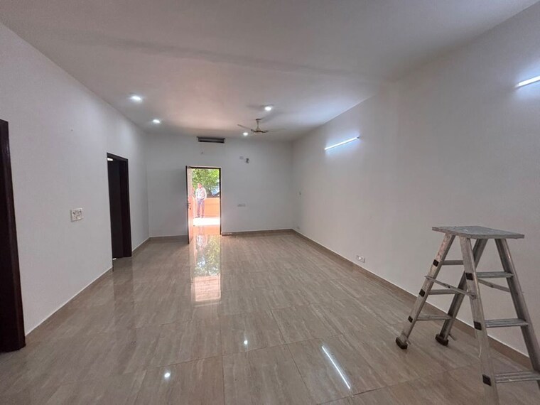 Room, nehru enclave 3 Bedroom 200 Sq.Yd. Builder Floor In Nehru Enclave Delhi 10762166