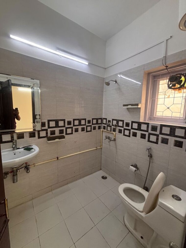 Team Area, nehru enclave 3 Bedroom 200 Sq.Yd. Builder Floor In Nehru Enclave Delhi 10762166