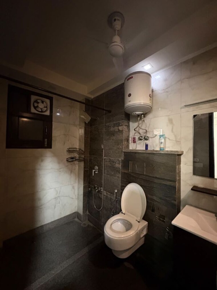 Bathroom, rajouri garden 4 Bedroom 300 Sq.Yd. Builder Floor In Rajouri Garden Delhi 10762213