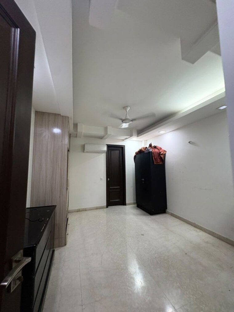 Room, rajouri garden 4 Bedroom 300 Sq.Yd. Builder Floor In Rajouri Garden Delhi 10762213