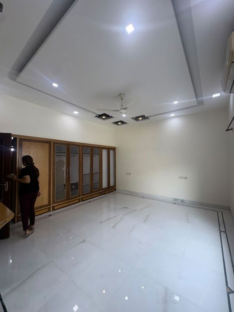 Room, rajouri garden 4 Bedroom 500 Sq.Yd. Builder Floor In Rajouri Garden Delhi 10762223