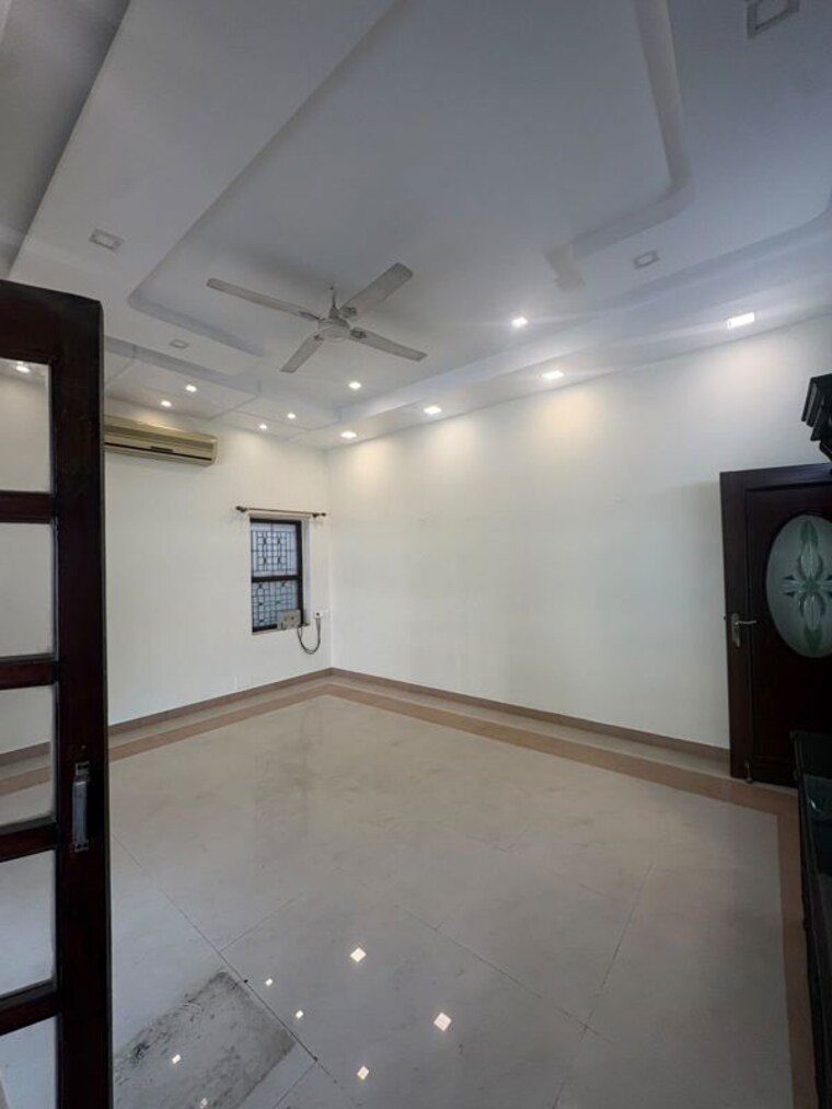 Room, rajouri garden 4 Bedroom 500 Sq.Yd. Builder Floor In Rajouri Garden Delhi 10762223