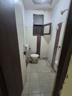 Attached Bathroom in 2.5 BHK Builder Floor at Mayur Vihar – for Rent