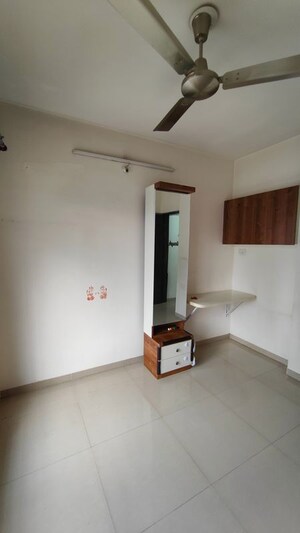 Room in 3 BHK Apartment at Mantra 29 Gold Coast, Tingre Nagar – for Rent