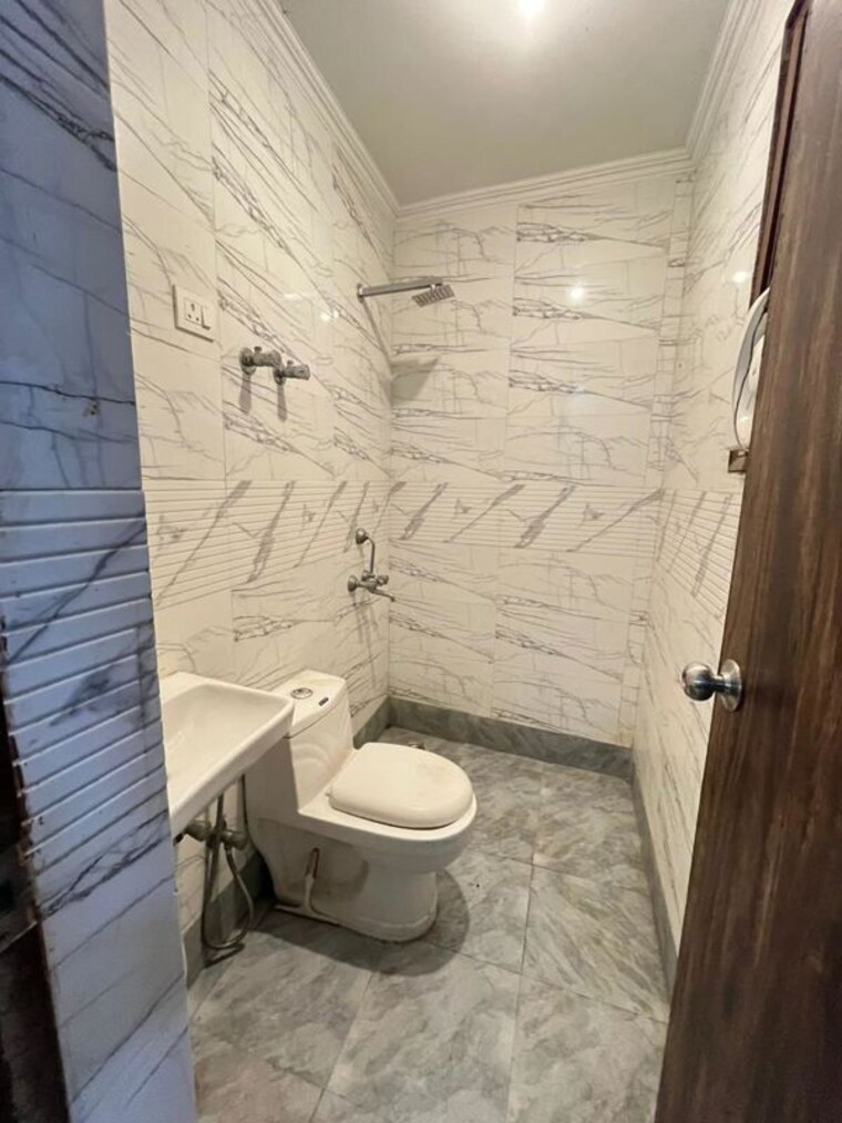 Bathroom, vishwakarma colony 2 Bedroom 950 Sq.Ft. Apartment In Vishwakarma Colony Delhi 10762357