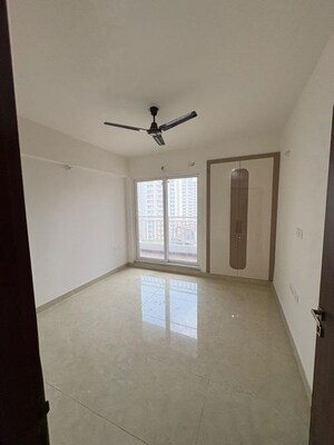 Room in 3.5 BHK Apartment at Parth Blue Monarch, Gomti Nagar – for Rent