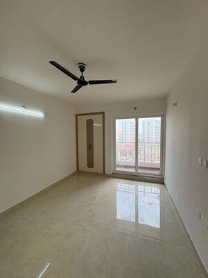 Room in 3.5 BHK Apartment at Parth Blue Monarch, Gomti Nagar – for Rent