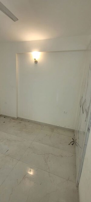 Room in 2.5 BHK Builder Floor at Smart World Gems, Sector 89 – for Rent