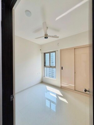 Room in 2 BHK Apartment at Kalpataru Parkcity, Kolshet Road – for Rent