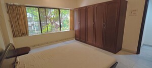 Room in 4 BHK Apartment at Madhukunj Apartment Prabhadevi, Prabhadevi – for Rent