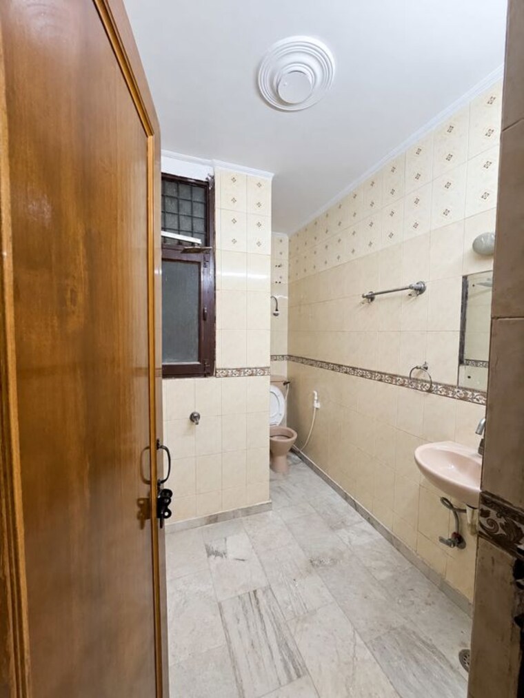 Bathroom, sector 50 2.5 Bedroom 1500 Sq.Ft. Builder Floor In Sector 50 Noida 10762607
