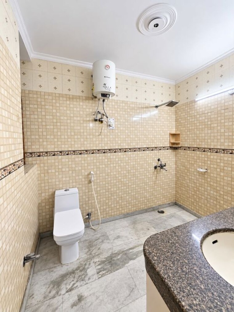 Bathroom, sector 50 2.5 Bedroom 1500 Sq.Ft. Builder Floor In Sector 50 Noida 10762607