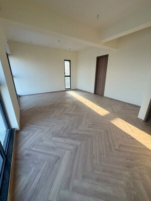 Room in 3 BHK Apartment at Vartak Nagar – for Rent