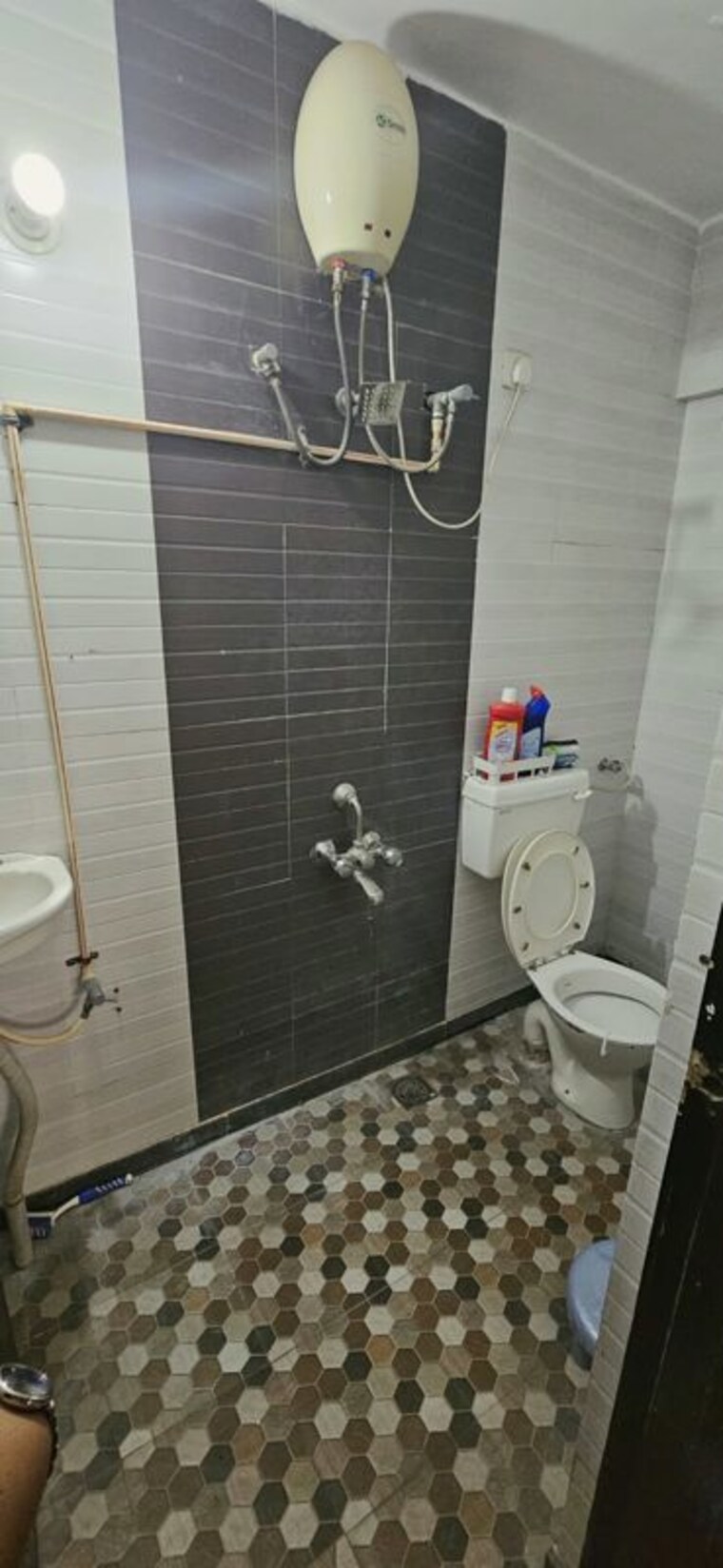 Bathroom, satish-bora-crystal-heights 2 Bedroom 850 Sq.Ft. Apartment In Wakad Pune 10762648