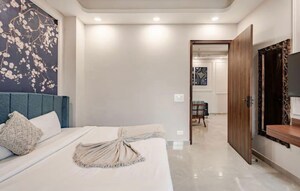 Room in 4 BHK Builder Floor at DLF Green Avenue, Dlf Phase iv – for Rent