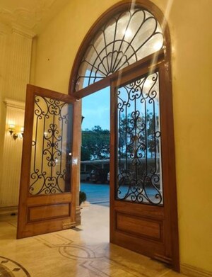 Room in 3 BHK Apartment at Omaxe The Palace, Gomti Nagar – for Rent