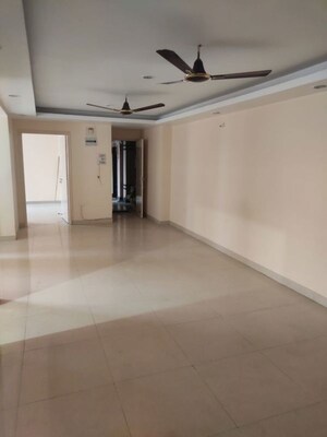 Room in 3 BHK Apartment at Kutchery Road – for Rent