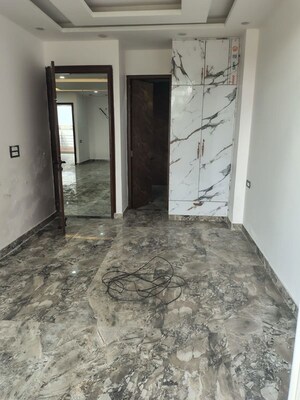 Room in 4 BHK Builder Floor at Sector 37 – for Sale