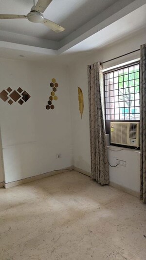 Room in 2 BHK Apartment at Unitech Uniworld Gardens 2, Sector 47 – for Rent