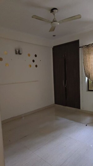 Room in 2 BHK Apartment at Unitech Uniworld Gardens 2, Sector 47 – for Rent