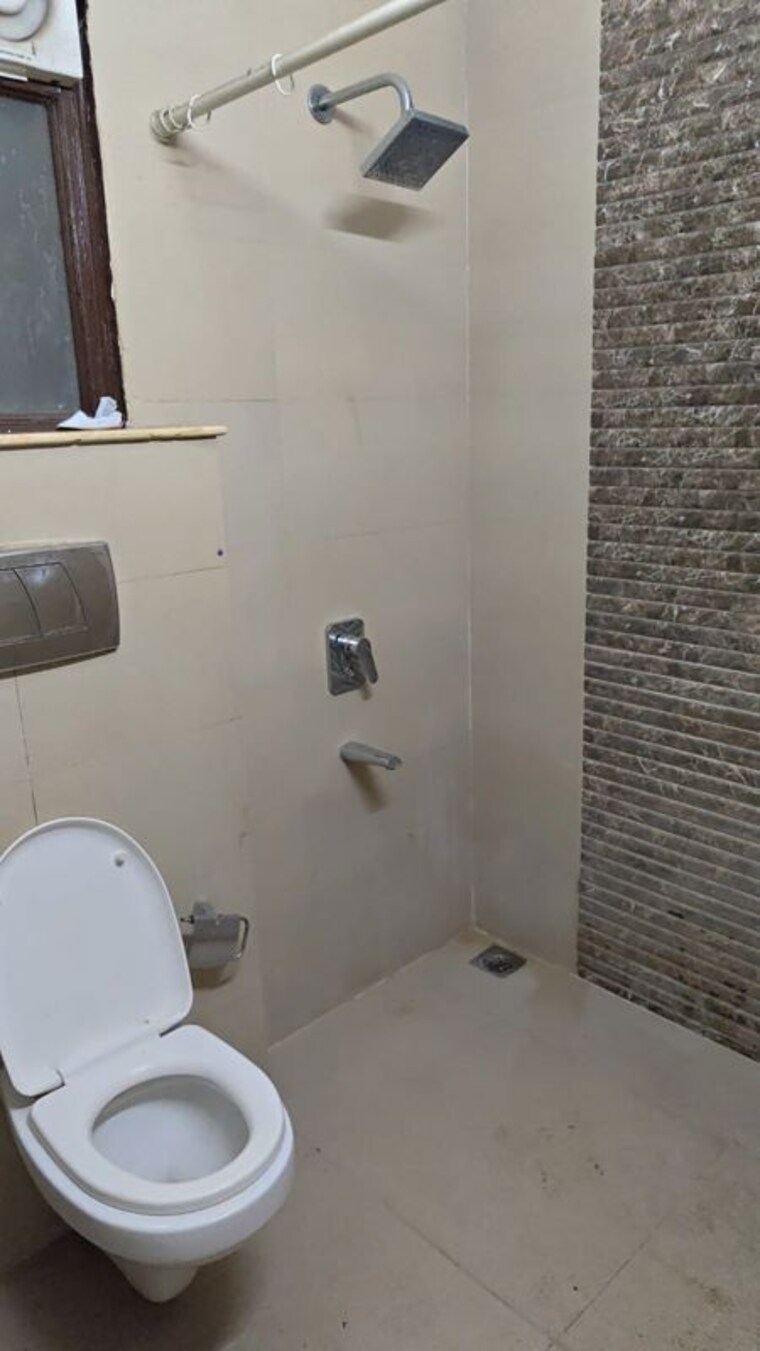 Bathroom, unitech-uniworld-gardens-2 2 Bedroom 973 Sq.Ft. Apartment In Sector 47 Gurgaon 10762848