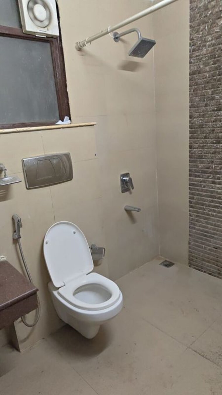 Bathroom, unitech-uniworld-gardens-2 2 Bedroom 973 Sq.Ft. Apartment In Sector 47 Gurgaon 10762848