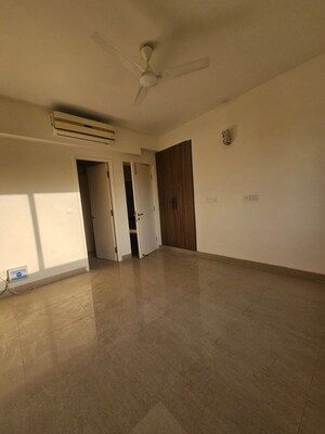 Room in 4 BHK Apartment at Emaar Emerald Floors Premier, Sector 65 – for Rent