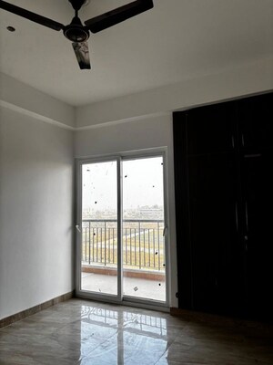 Room in 2 BHK Apartment at Palm Marina Suites, Nh 24 – for Sale