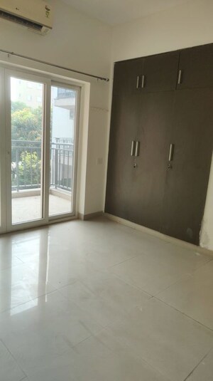 Room in 3 BHK Apartment at Unitech Uniworld Gardens 2, Sector 47 – for Rent