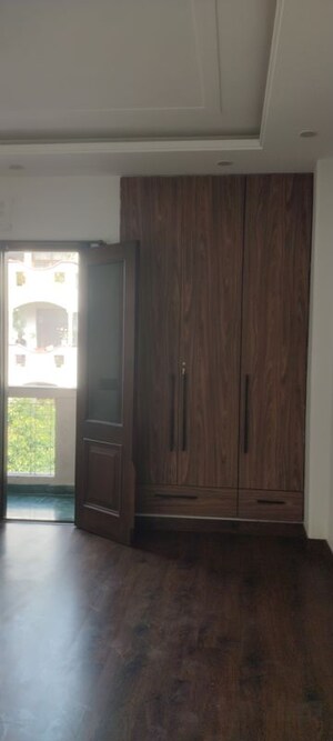 Room in 3 BHK Builder Floor at Jasola Vihar – for Rent
