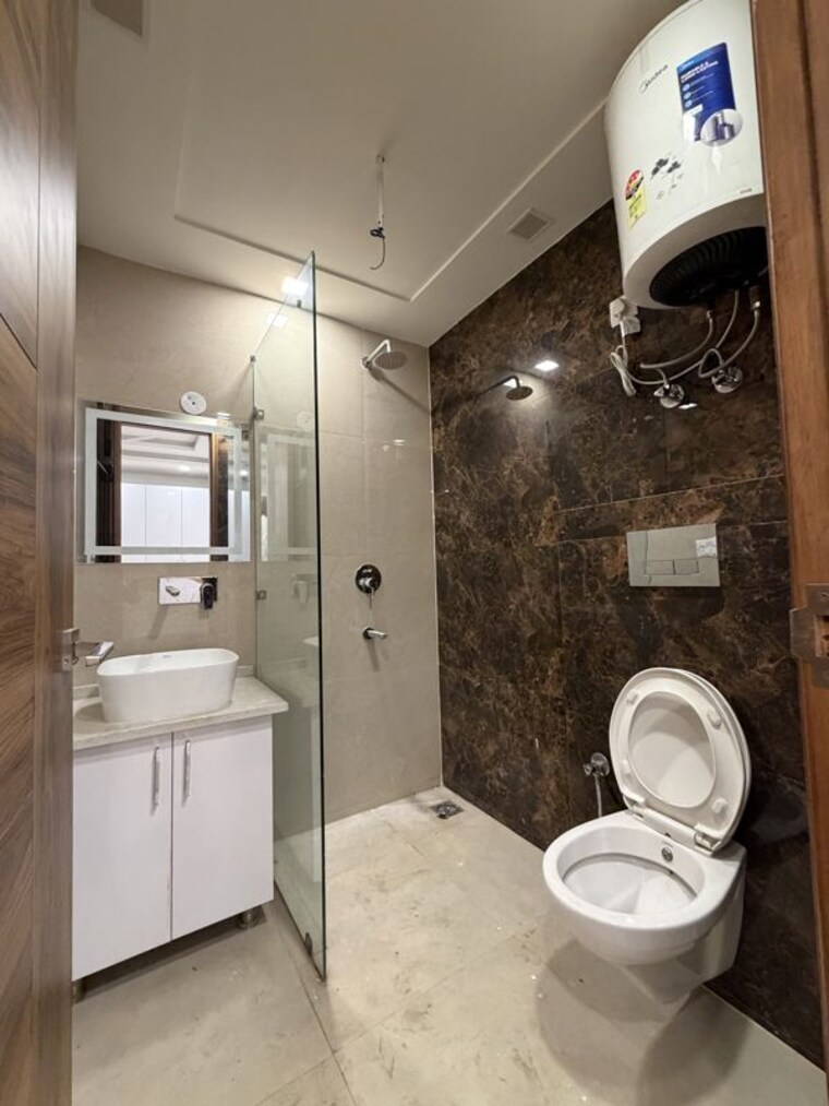 Washroom, bptp-district-phase-2 3 Bedroom 145 Sq.Yd. Builder Floor In Sector 84 Faridabad 10762932