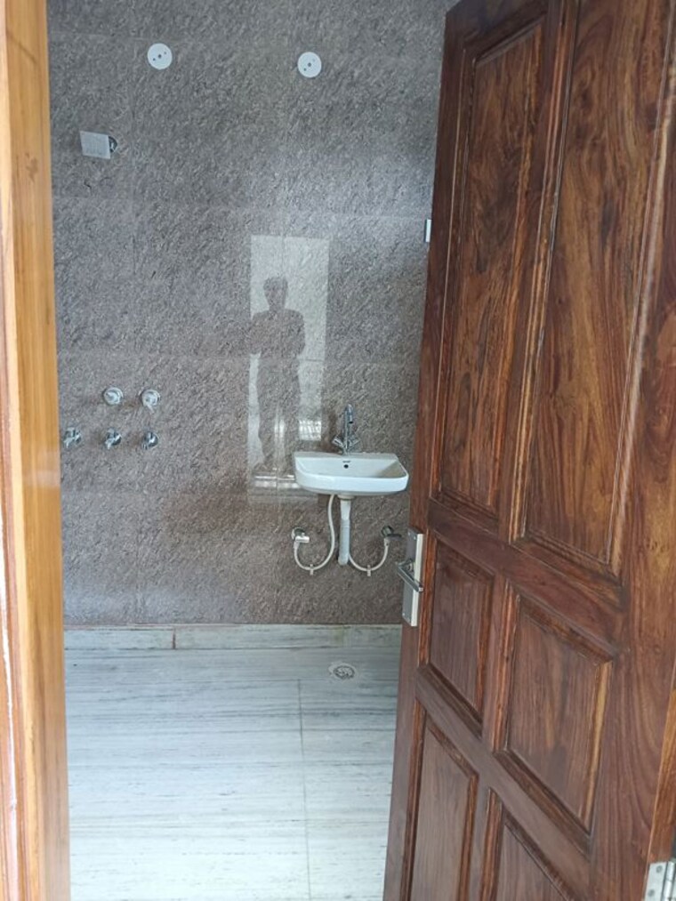 Bathroom, sector swarn nagri 4 Bedroom 200 Sq.Yd. Independent House In Sector Swarn Nagri Greater Noida 10762948